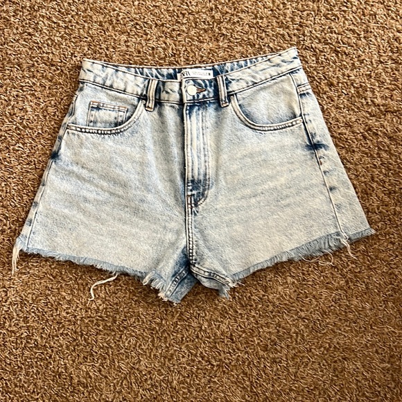 Light wash denim shorts - Picture 1 of 3
